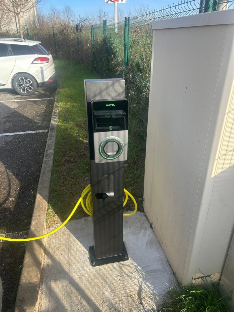 Borne de recharge — Borne sur pied — allée, réalisation Protec Energy en Rhône-Alpes