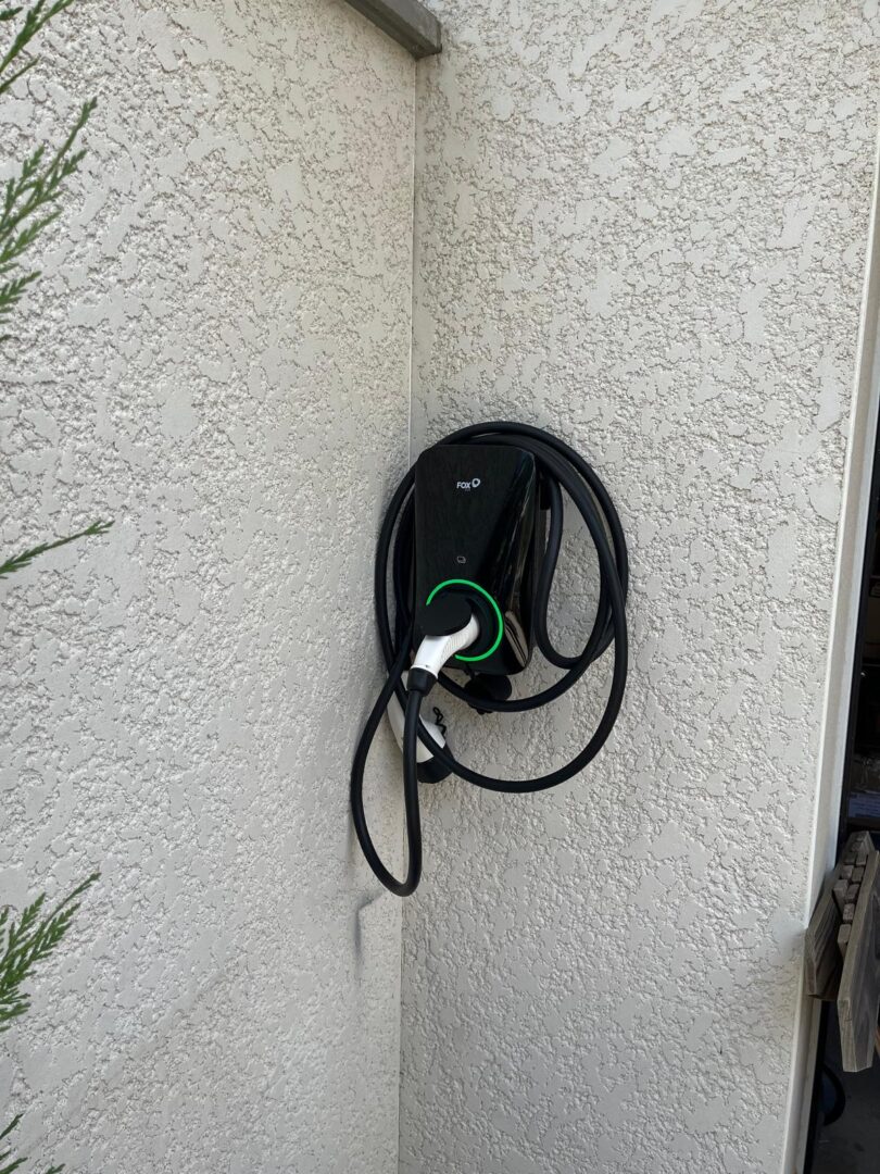 Borne de recharge véhicule électrique murale installée par Protec Energy dans un garage de maison individuelle en Rhône-Alpes