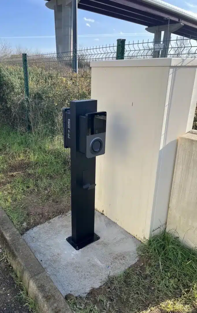 Borne de recharge — Borne de recharge — véhicule électrique, réalisation Protec Energy en Rhône-Alpes