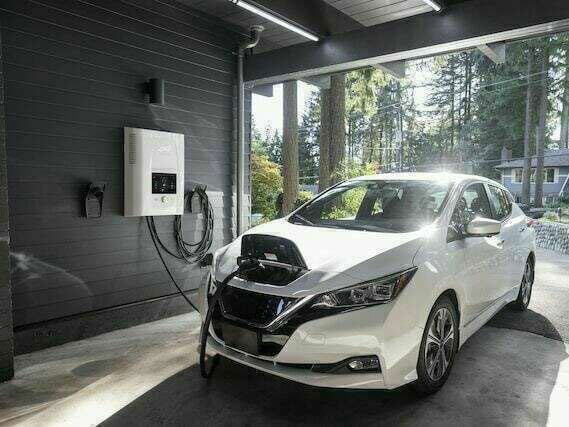 Borne de recharge — Wallbox en garage — véhicule en charge, réalisation Protec Energy en Rhône-Alpes