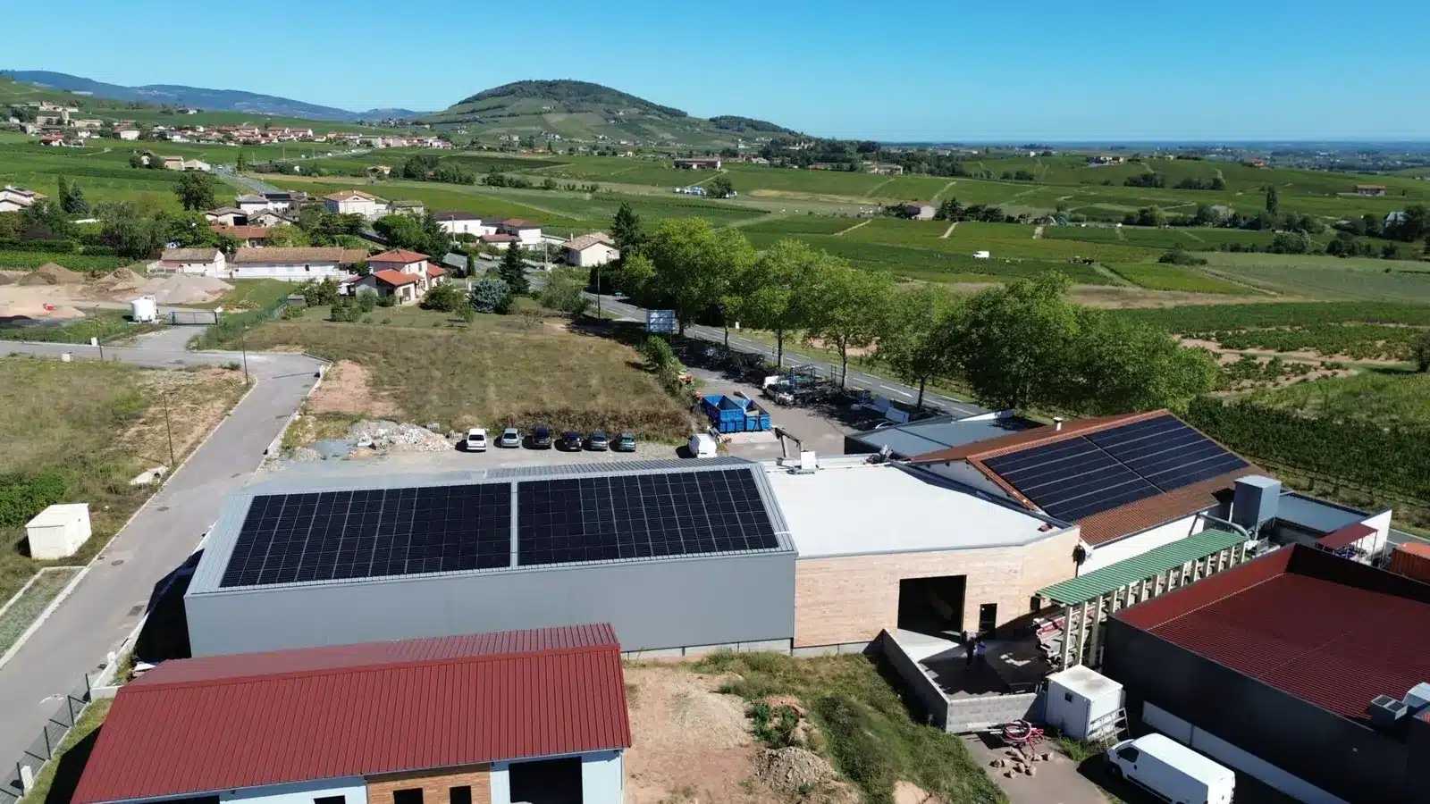 Installation photovoltaïque — Vue drone — toiture professionnelle, réalisation Protec Energy en Rhône-Alpes