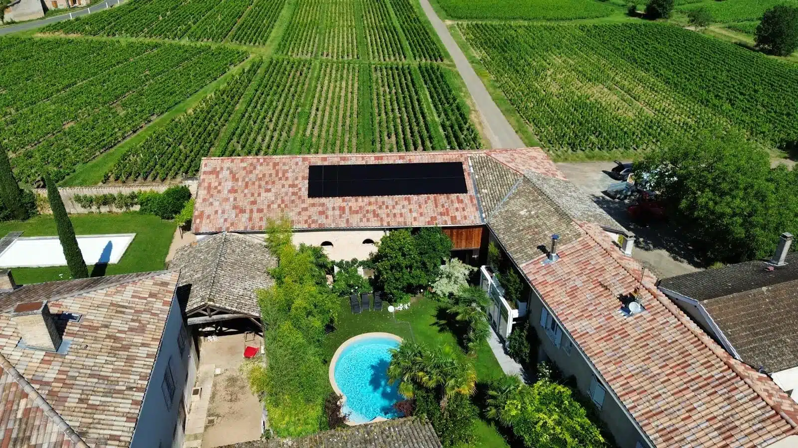 Installation photovoltaïque — Vue drone — domaine viticole Beaujolais, réalisation Protec Energy en Rhône-Alpes