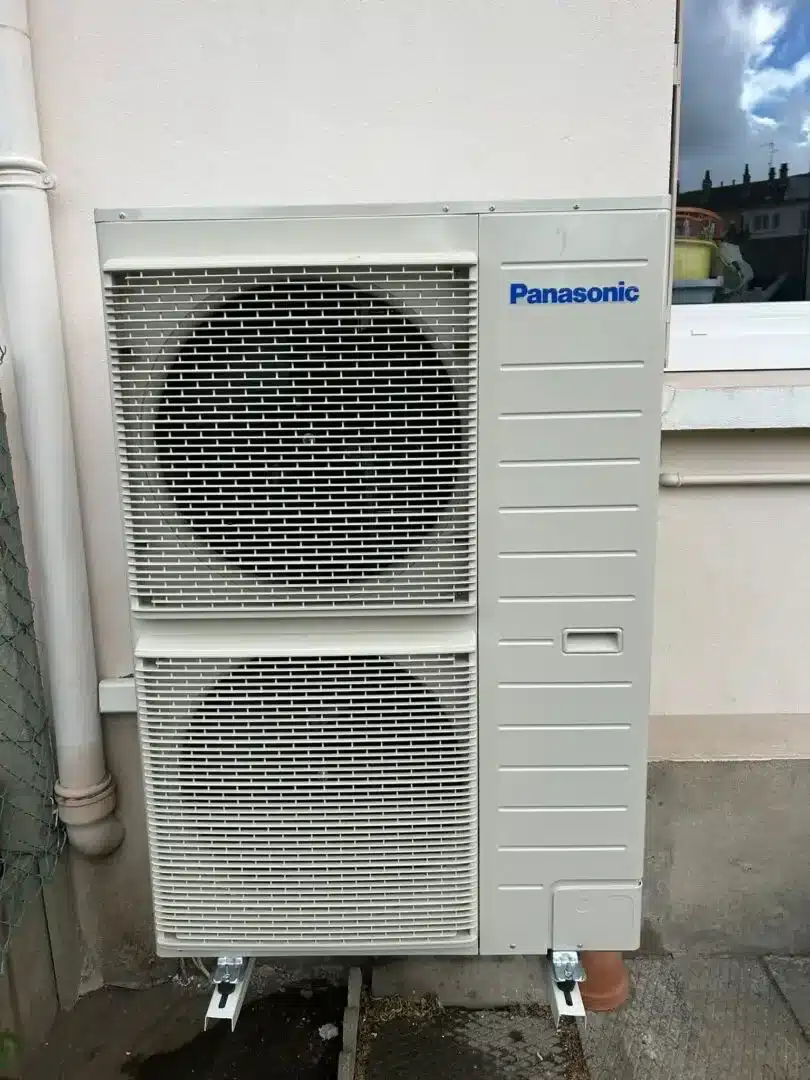 Pompe à chaleur air/eau — PAC air/eau — unité extérieure, réalisation Protec Energy en Rhône-Alpes