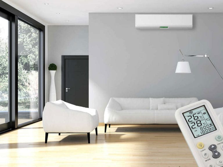 Climatisation réversible split mural installée par Protec Energy dans une maison moderne en Rhône-Alpes, unité intérieure discrète