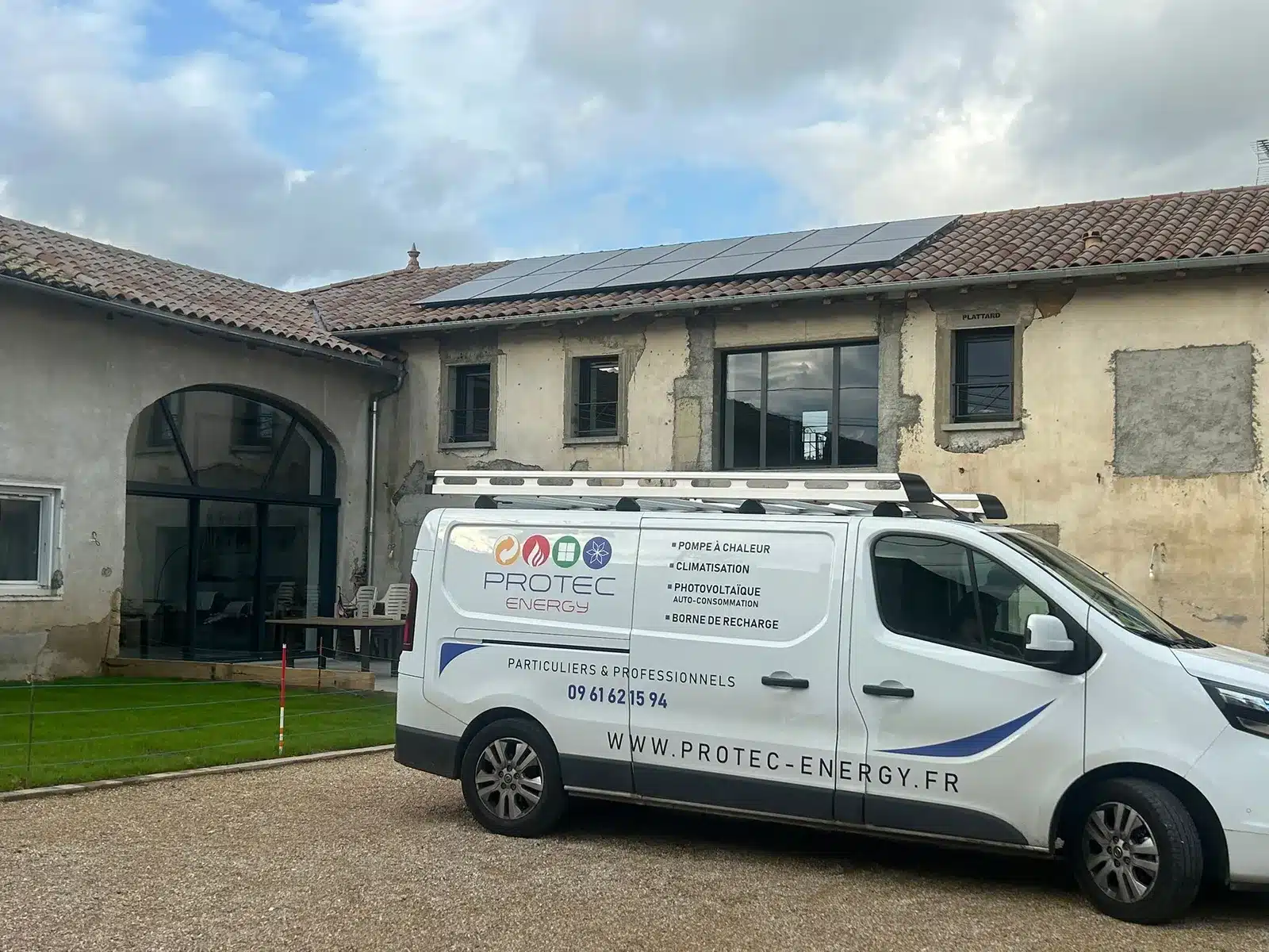 Véhicule Protec Energy sur un chantier de panneaux solaires en Rhône-Alpes