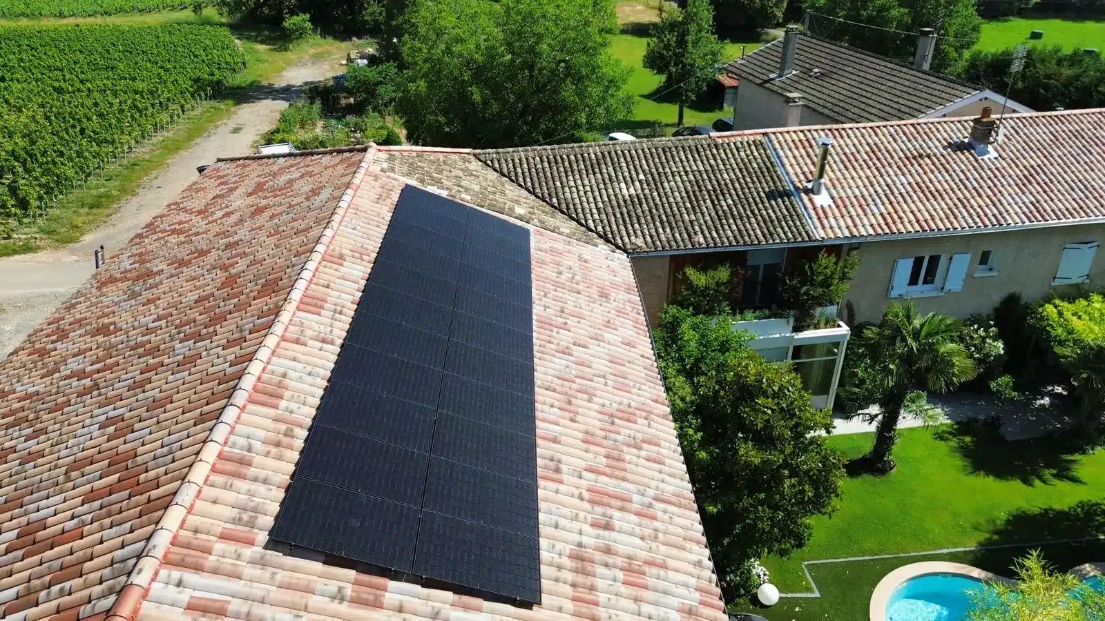 Installation photovoltaïque — Maison, vue drone — Beaujolais, réalisation Protec Energy en Rhône-Alpes