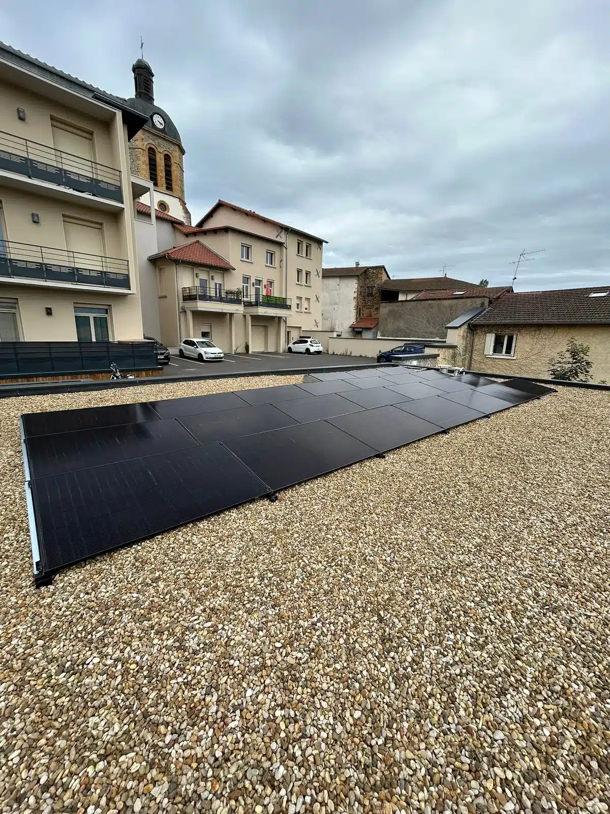 Installation photovoltaïque — Toiture-terrasse — Létra (69), réalisation Protec Energy en Rhône-Alpes
