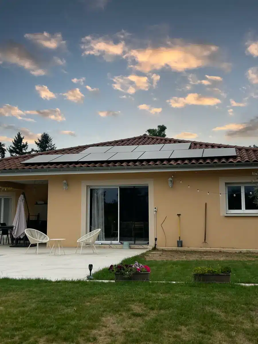 Maison dans le Rhône équipée de 16 modules photovoltaïques Aleo Solar, installation de 7,6 kWc